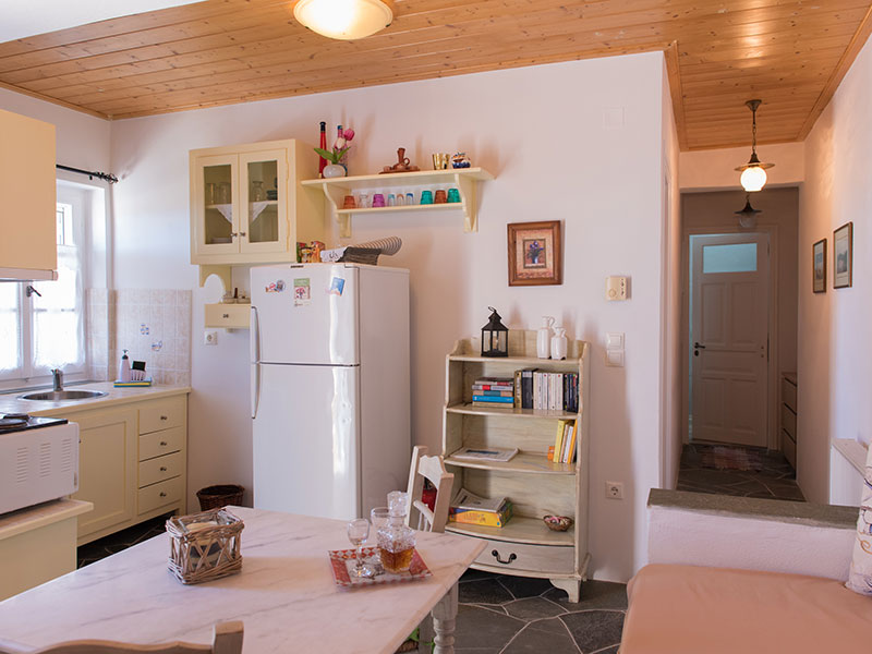 Küche und Wohnzimmer im Studio Moscha Geronti in Sifnos - Artemis