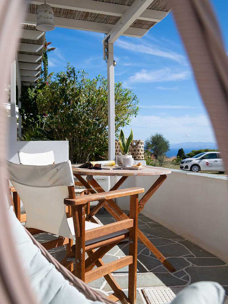 Terrasse avec petit coin salon et fauteuil suspendu