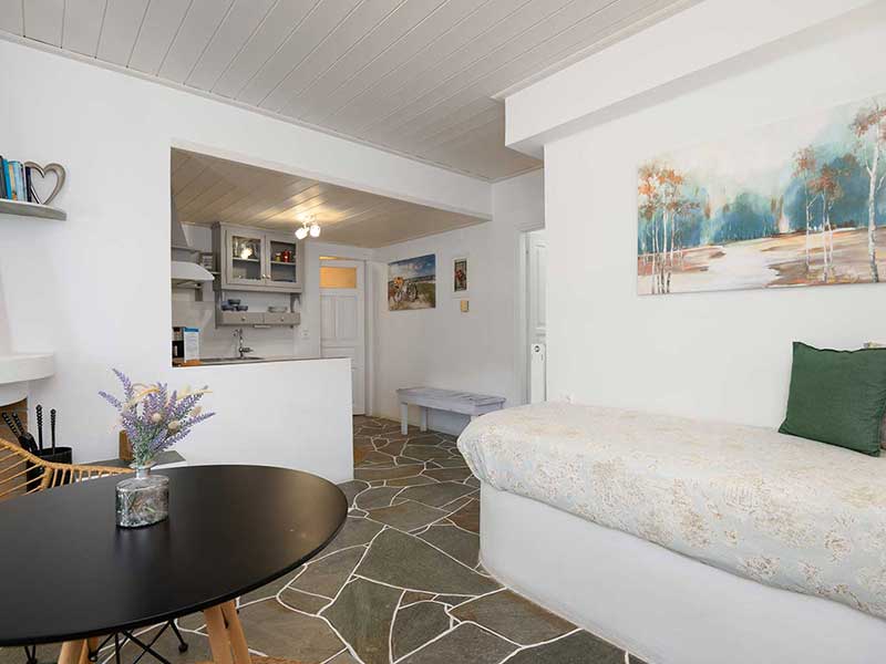 Coin salon et canapé dans l'appartement