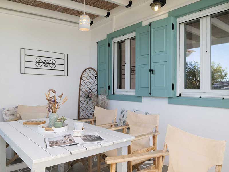 Véranda spacieuse avec grande table dans l'appartement Artemis