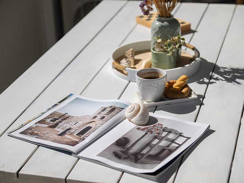 Table à manger sur la véranda de l'appartement