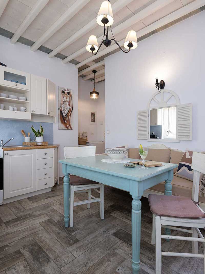 La cuisine et la table à manger dans l'appartement Erofili