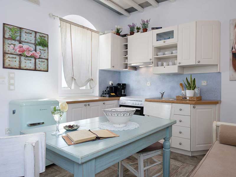 La cuisine et la table à manger dans l'appartement Erofili