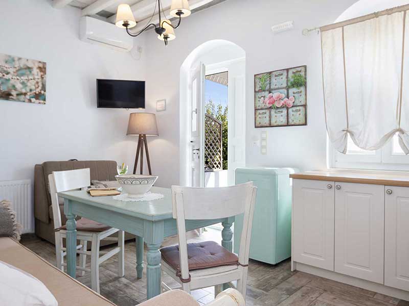 La table à manger et le coin salon