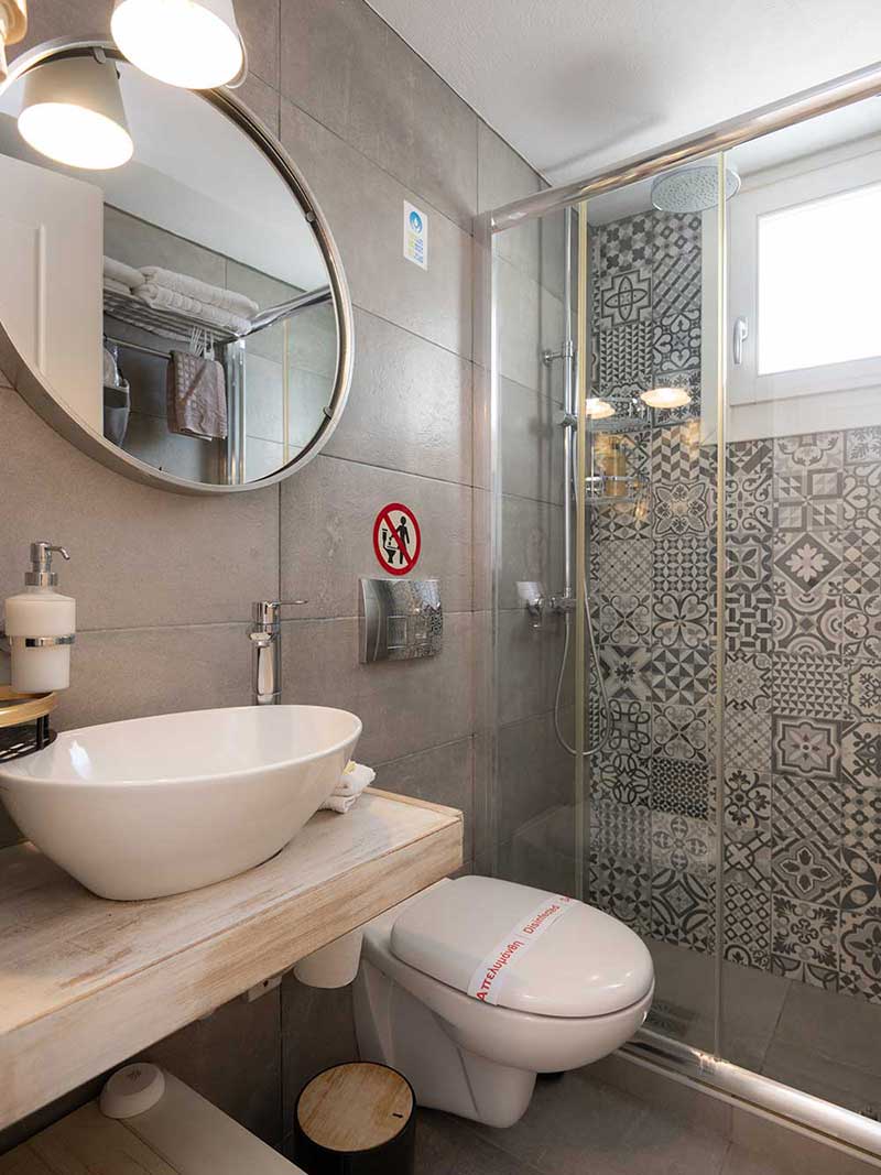 Salle de bain moderne dans l'appartement