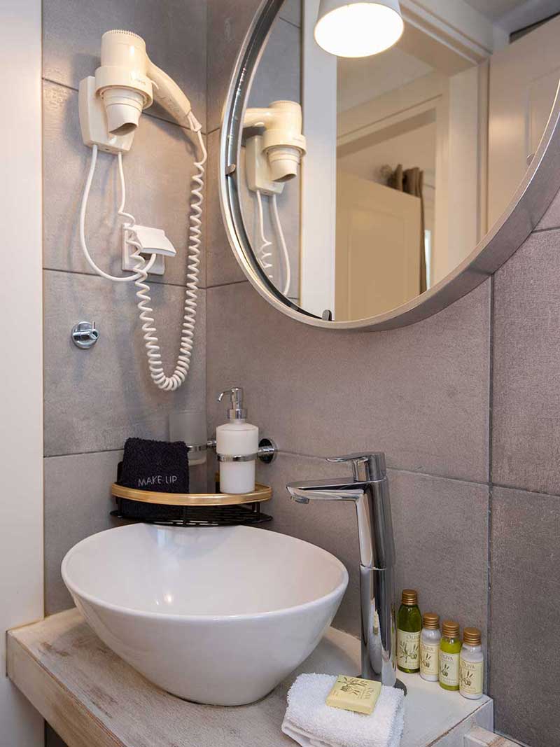 Salle de bain moderne dans l'appartement