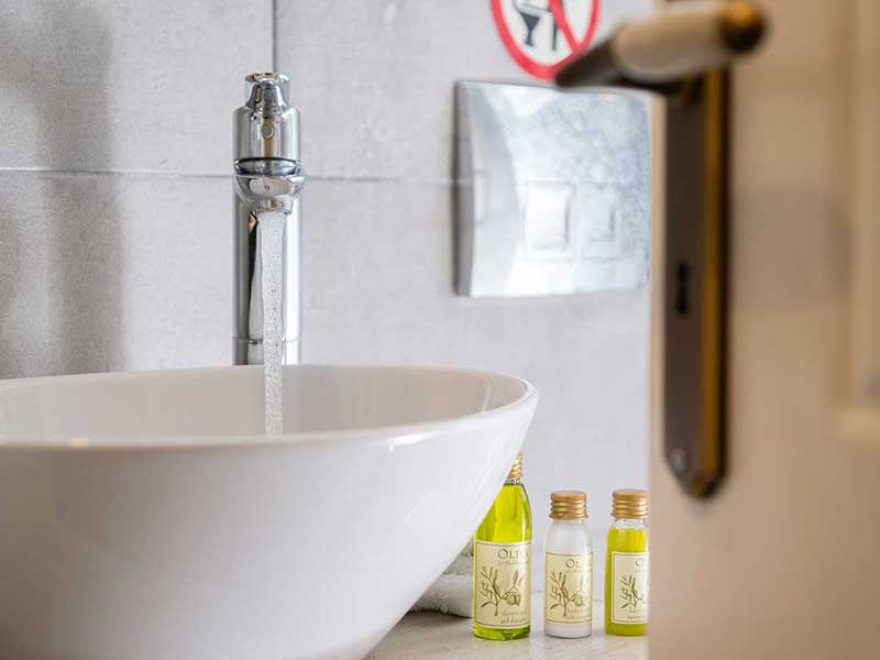 Salle de bain moderne dans l'appartement