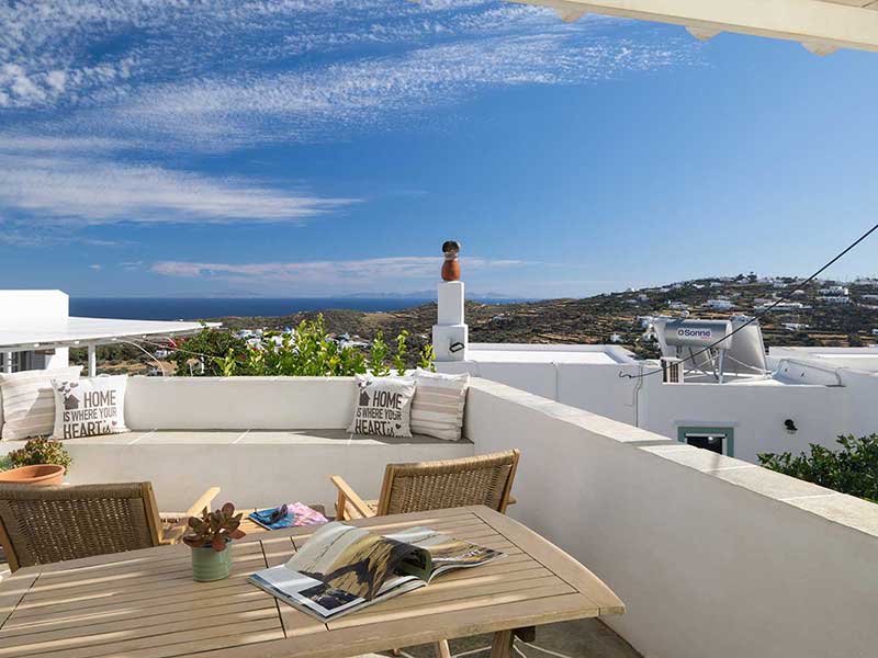 Véranda et coin salon avec vue sur la mer