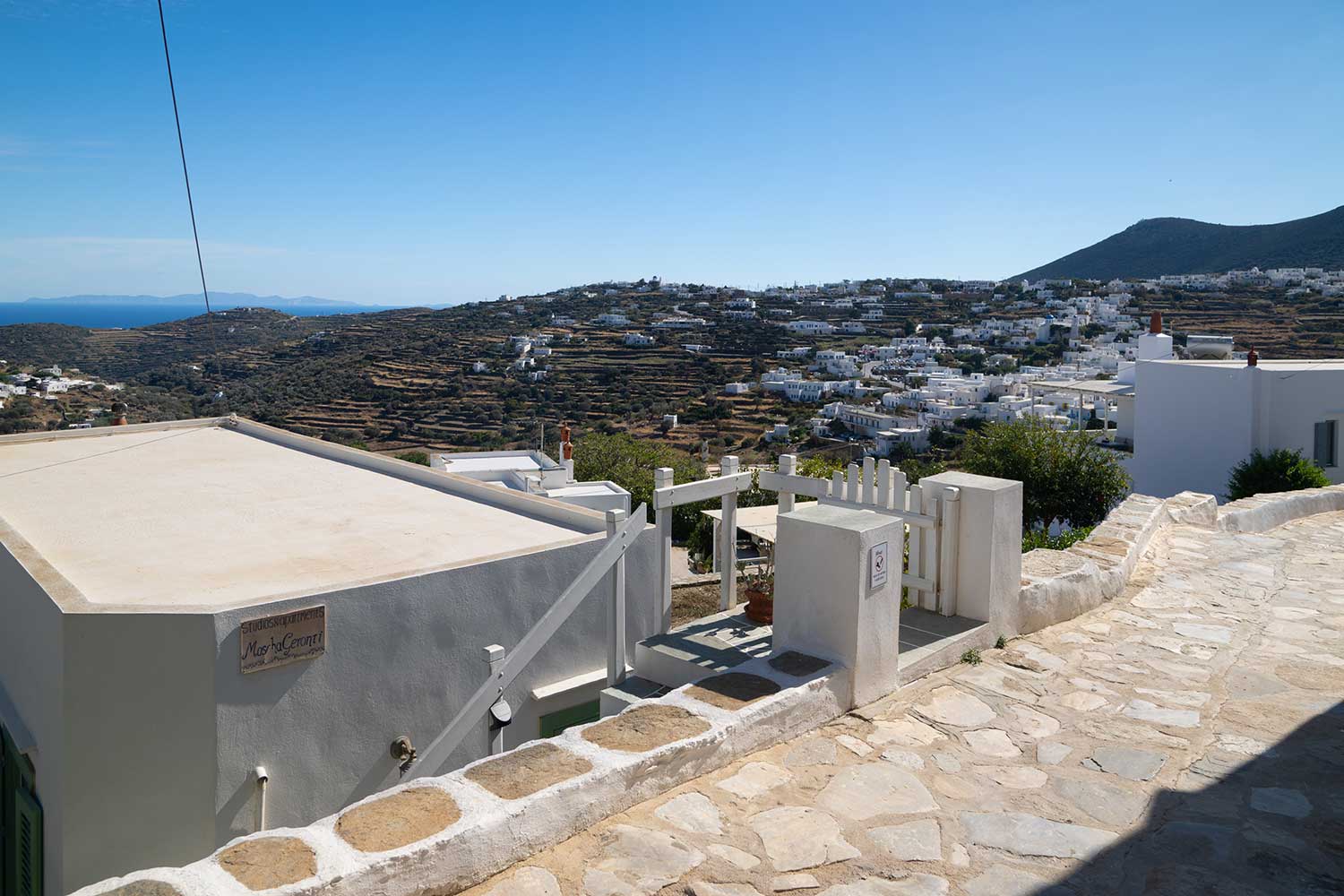 Vue sur la campagne et la mer depuis Moscha Geronti apartments à Sifnos