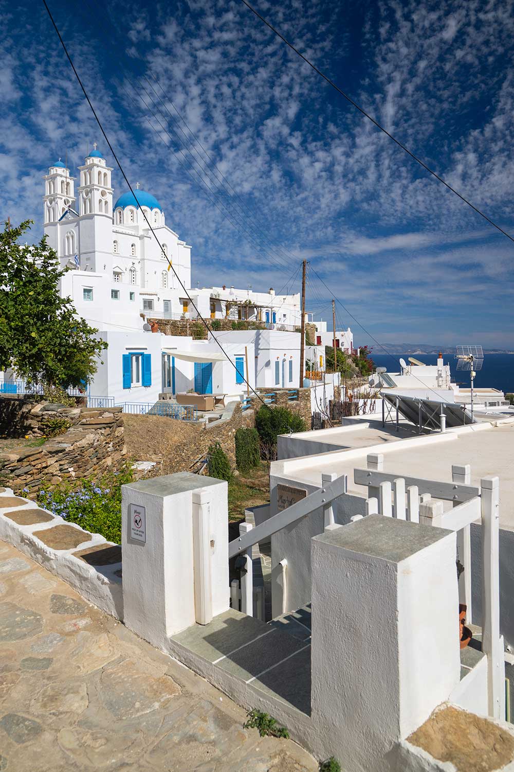 L'entrée de l'hébergement depuis le chemin pavé