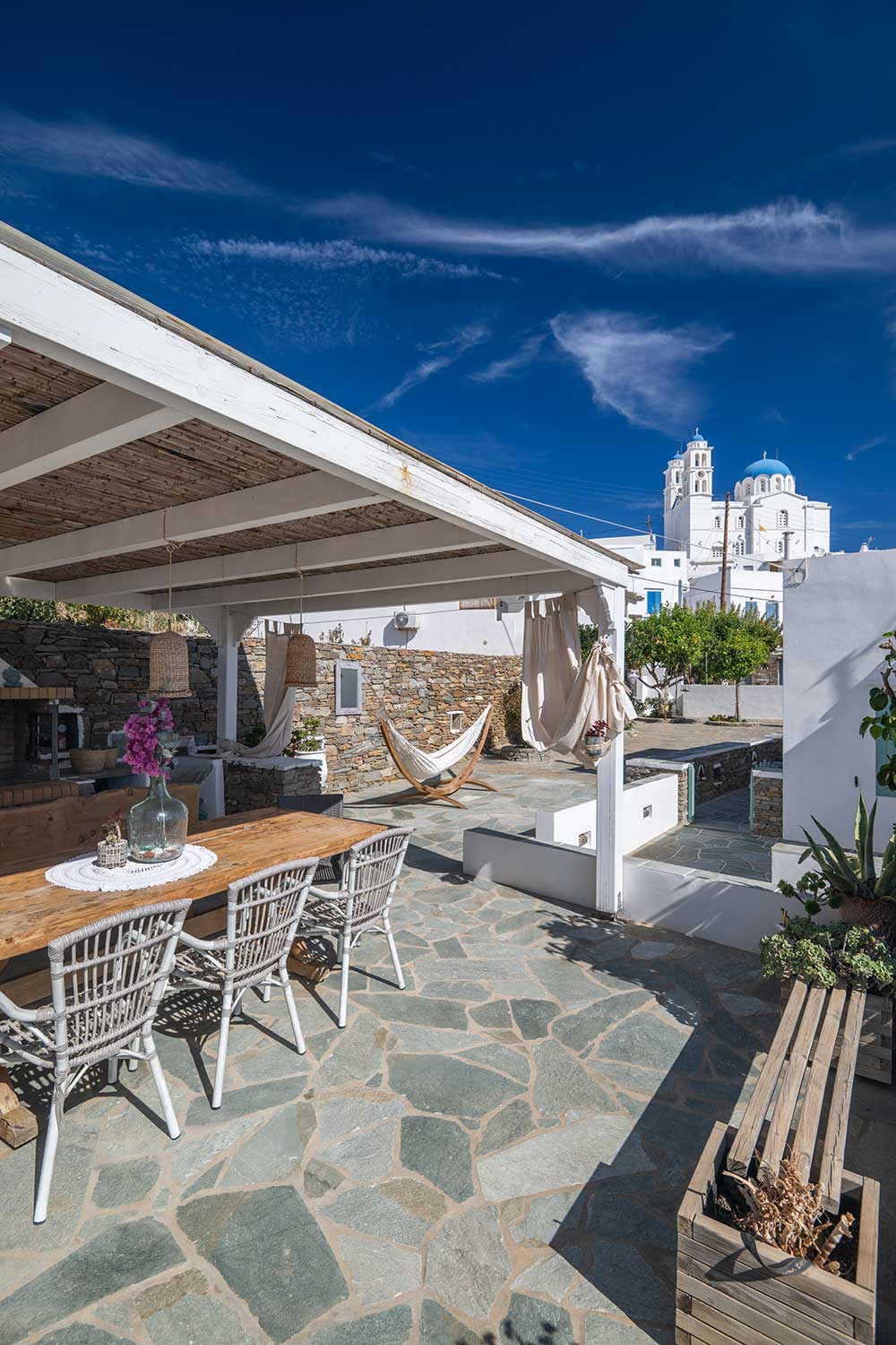 Table à manger et barbecue dans la cour