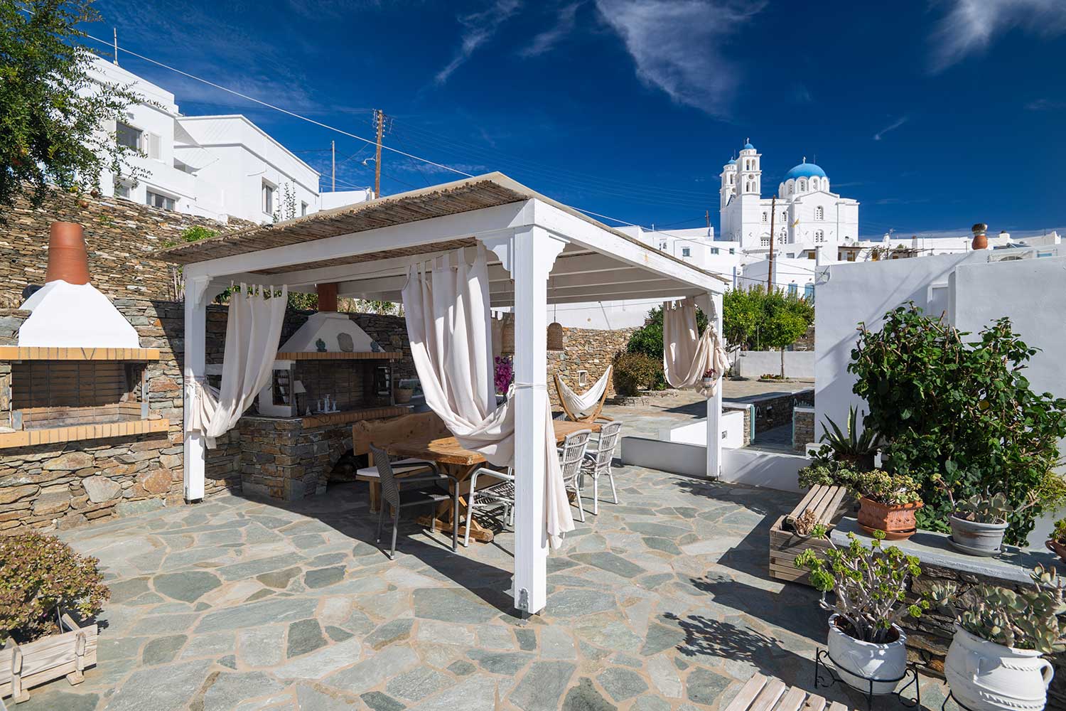 Espaces extérieurs des Moscha Geronti apartments à Sifnos