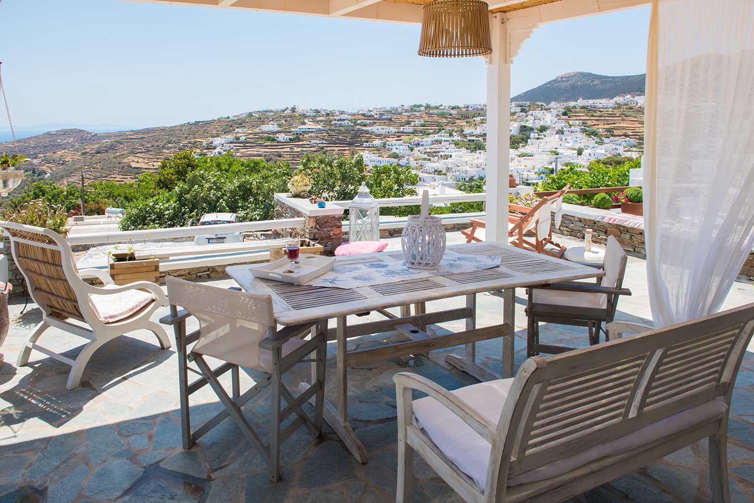 Coin salon dans les espaces extérieurs des Moscha Geronti apartments