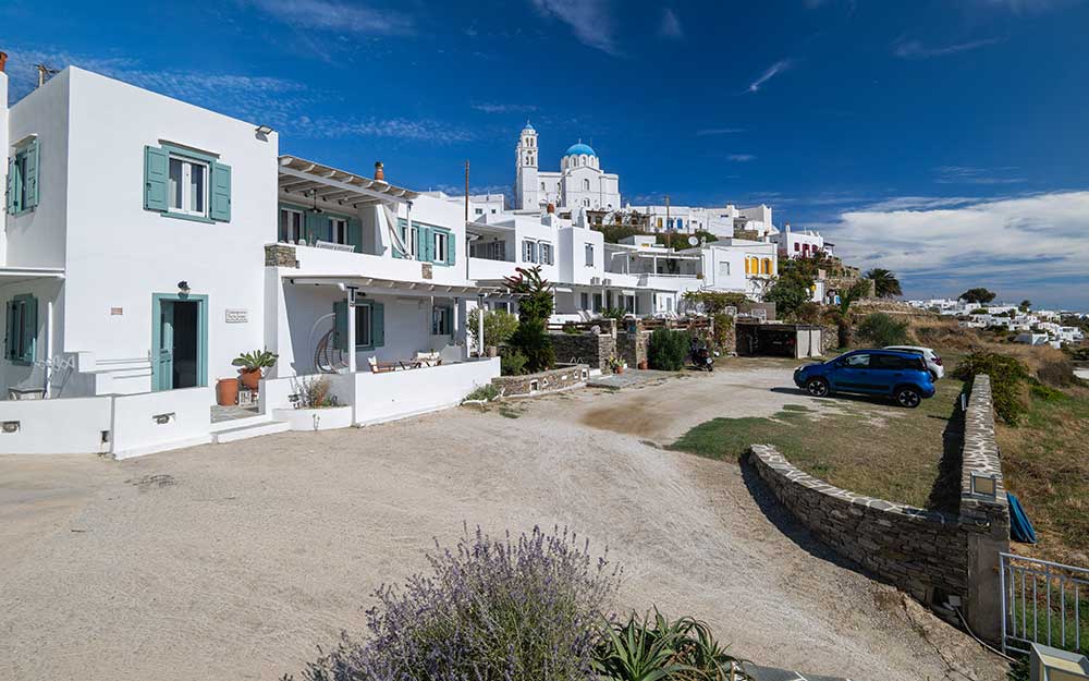 Cour pavée avec vue sur la mer